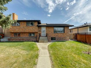 12 W Huntwick Way NE, Calgary, AB T2K 4H3