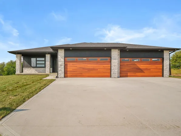 2325 Green Leaf Cir, Norwalk, IA 50211