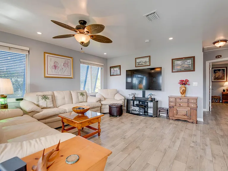421 Ixora Dr — Photo 2