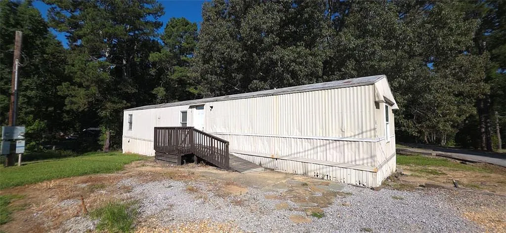 3 bed, 2.0 bath, $999 — Photo 1