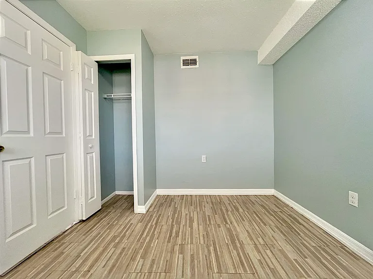 865 Sky Lake Cir #D — Photo 20