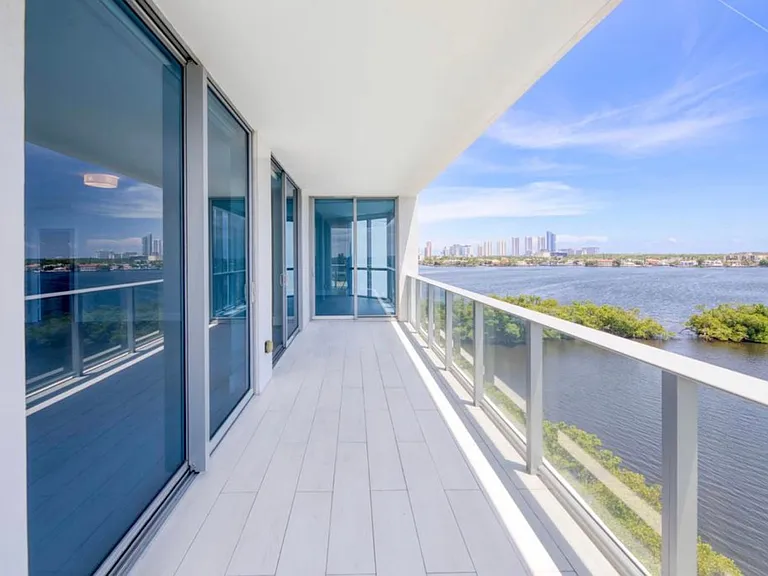 17111 Biscayne Blvd #702 — Photo 24