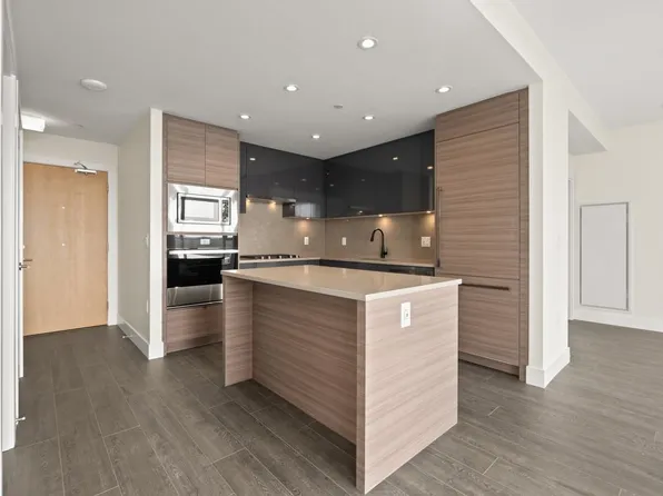 3438 Sawmill Cres #1302, Vancouver, BC V5S 0E3