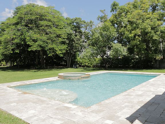 Bubbler fountain on sunshelf