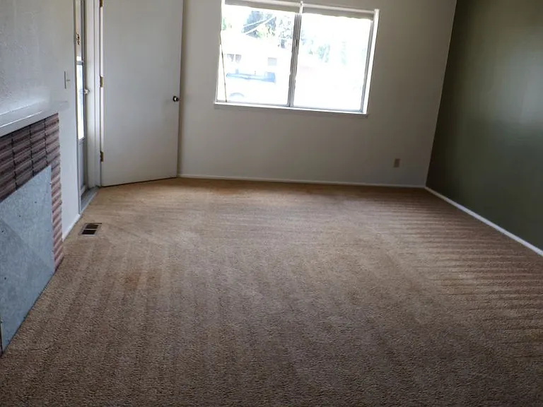 325 SE Bridgeway Ave — Photo 2