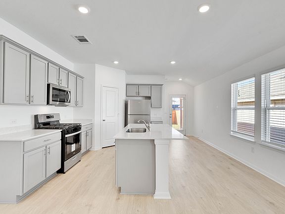 3rd image of 117 Soda Cir
