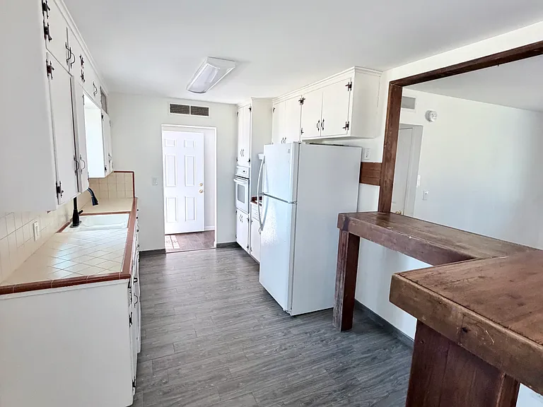 548 N Armstrong Ave — Photo 6