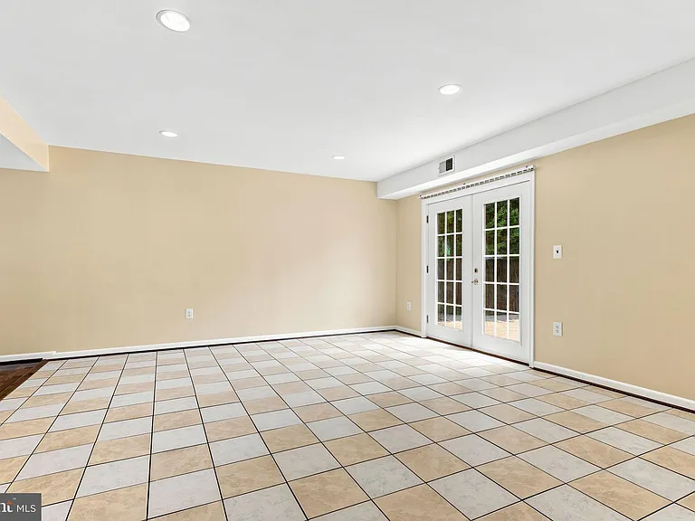 8916 Rugby Rd — Photo 17
