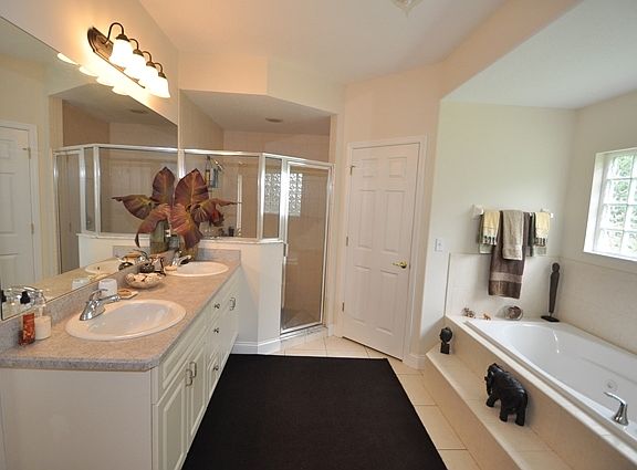 3rd image of 18 Bickwick Ln