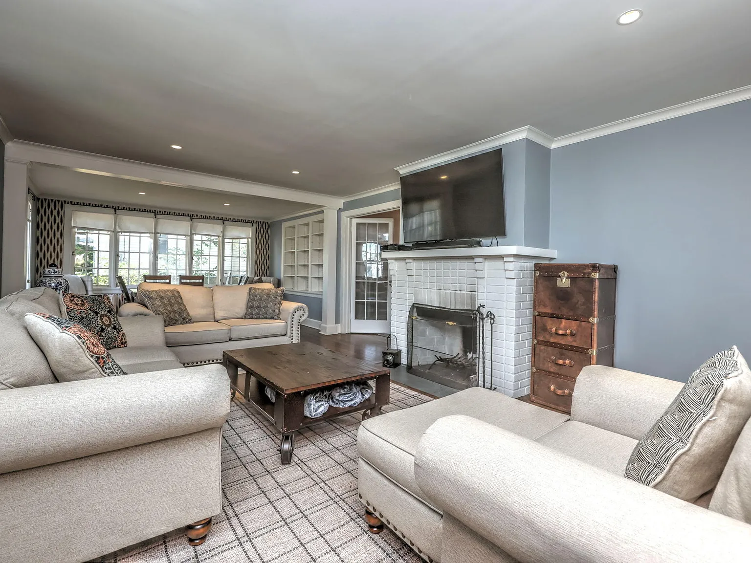 4 bed, 2.5 bath, 2188 sqft, $5,400 — Photo 1