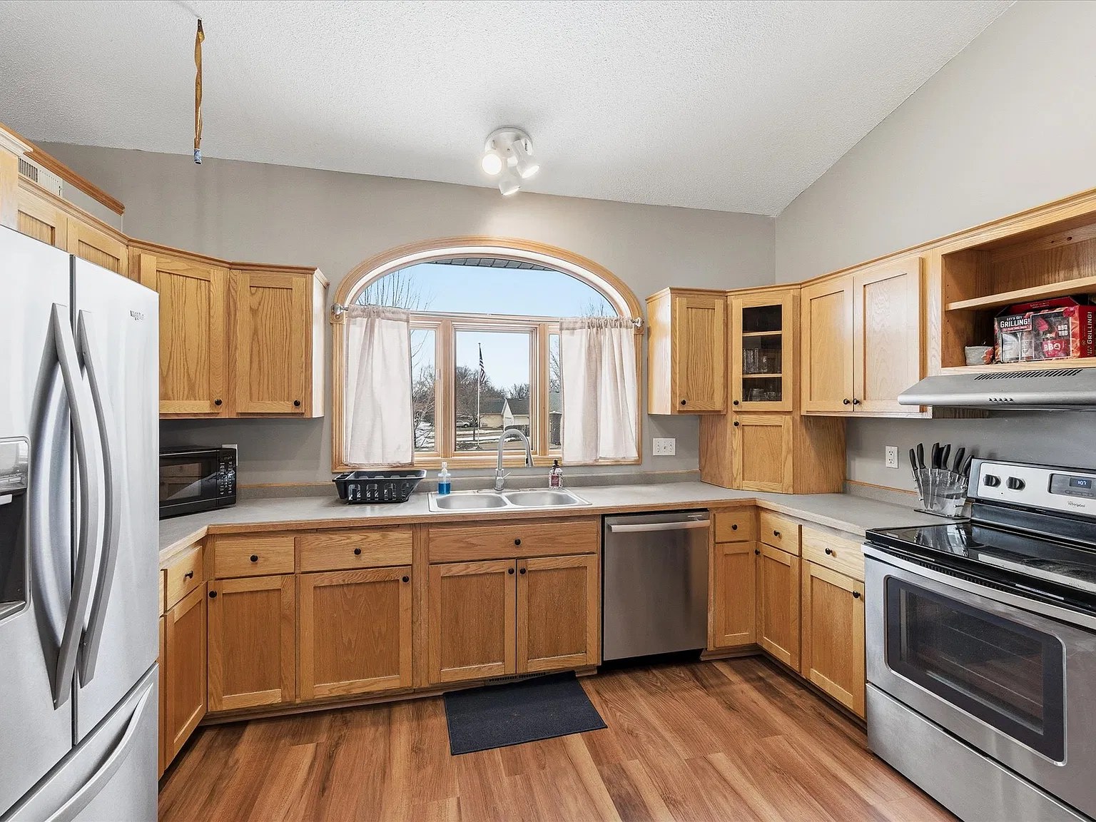 5 bed, 2267 sqft, $2,800 — Photo 2