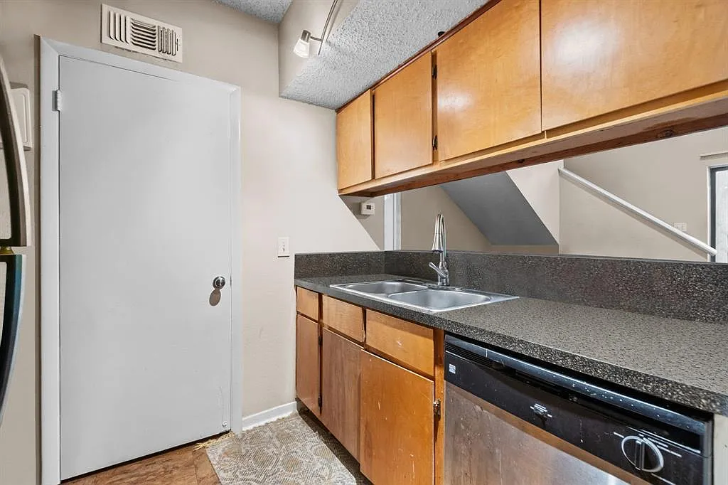 1 bed, 1.0 bath, 1043 sqft, $600 — Photo 2