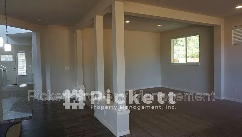 3 bed, 2.5 bath, 2216 sqft, $2,895 — Photo 3