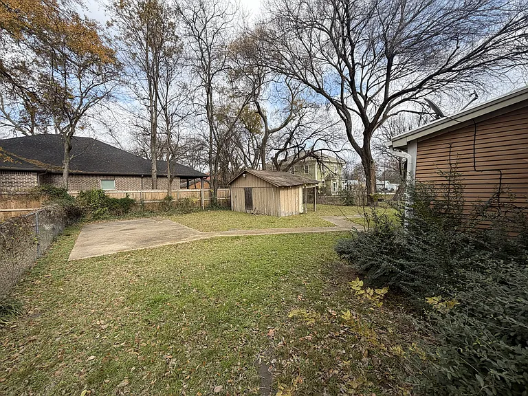 203 E Brin St — Photo 3