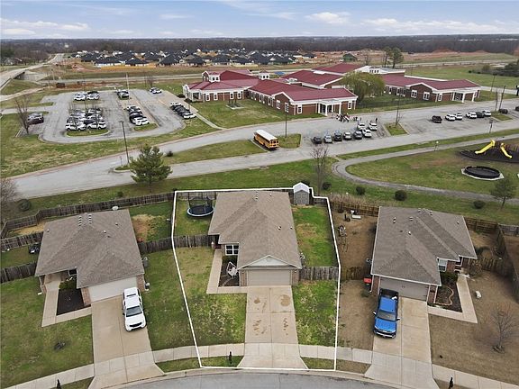 4th image of 7964 Bridgegate Ave