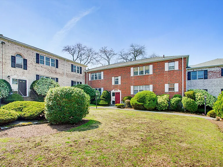 128 Lake Shore Rd #1 — Photo 14