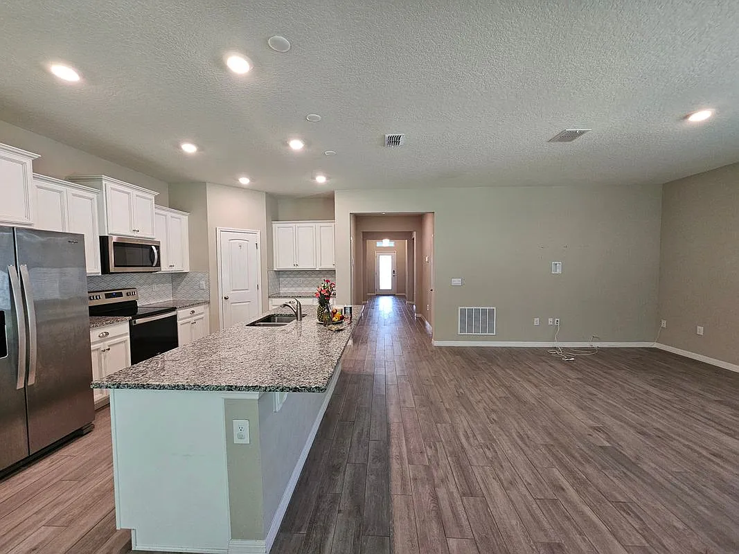 4 bed, 3.0 bath, 2124 sqft, $2,895 — Photo 4