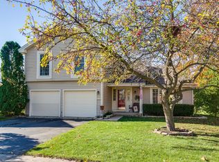 856 Pin Oak Cir, Cary, IL 60013
