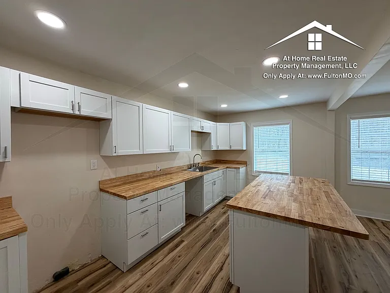 703 W 7th St — Photo 9