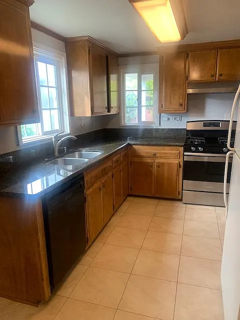 221 Cedar Ave — Photo 4