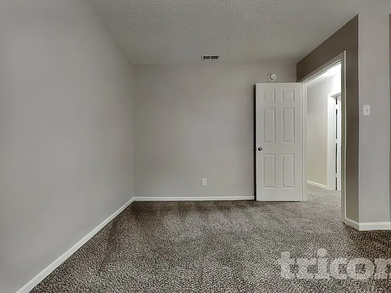 10428 Kensington Way — Photo 11