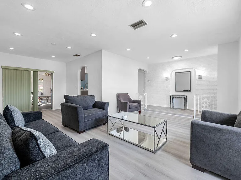 3400 NW 39th Ave — Photo 10