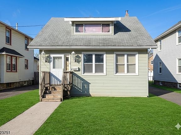 4th image of 427 Robins St