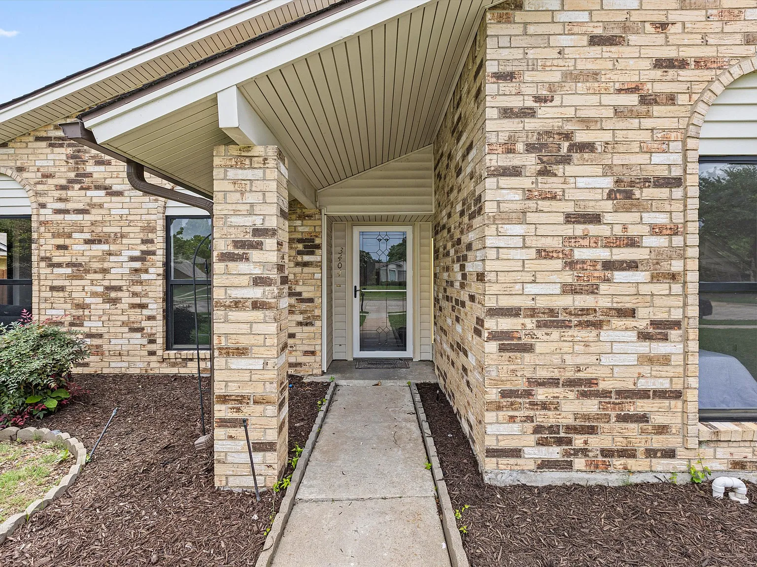 4 bed, 2052 sqft, $4,200 — Photo 3