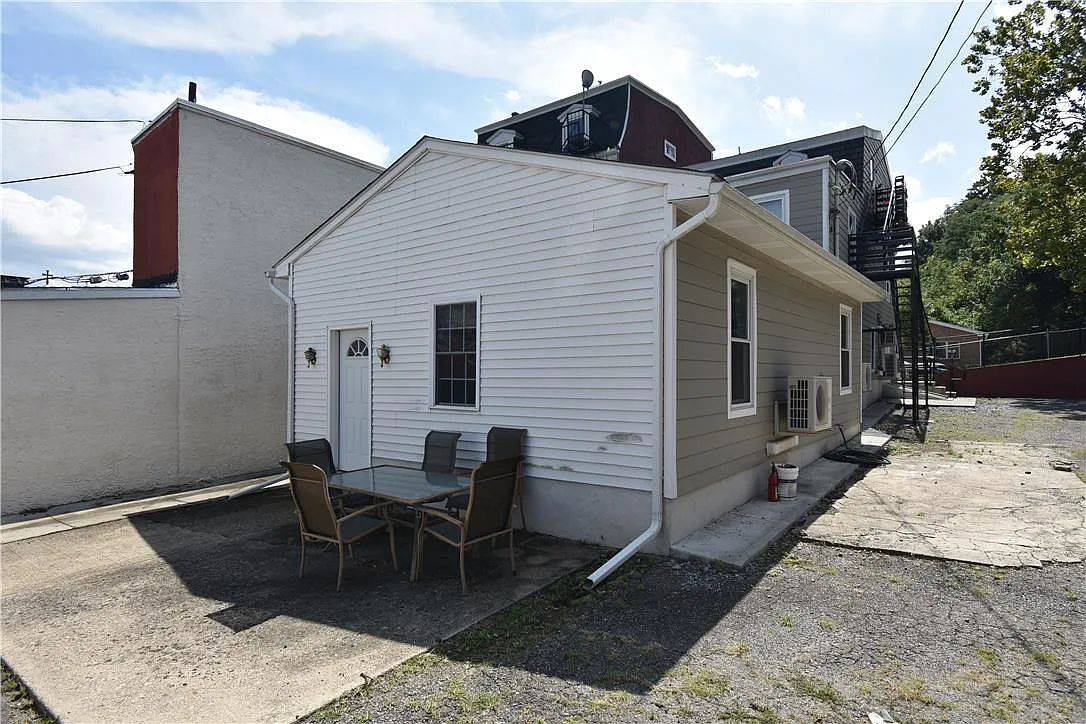 2 bed, 1.0 bath, 900 sqft, $1,400 — Photo 2