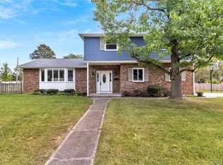 24 Macarthur Dr, Williamsville, NY 14221