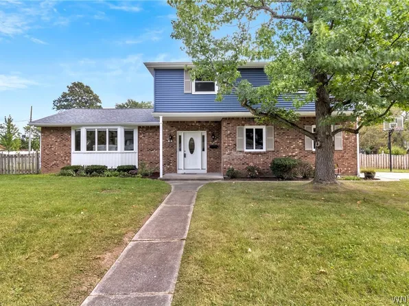 24 Macarthur Dr, Williamsville, NY 14221