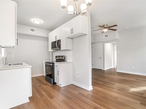 2nd image of 1115 Hogan St APT 2