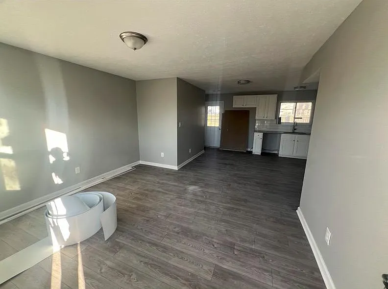3 bed, 1000 sqft, $1,400 — Photo 3