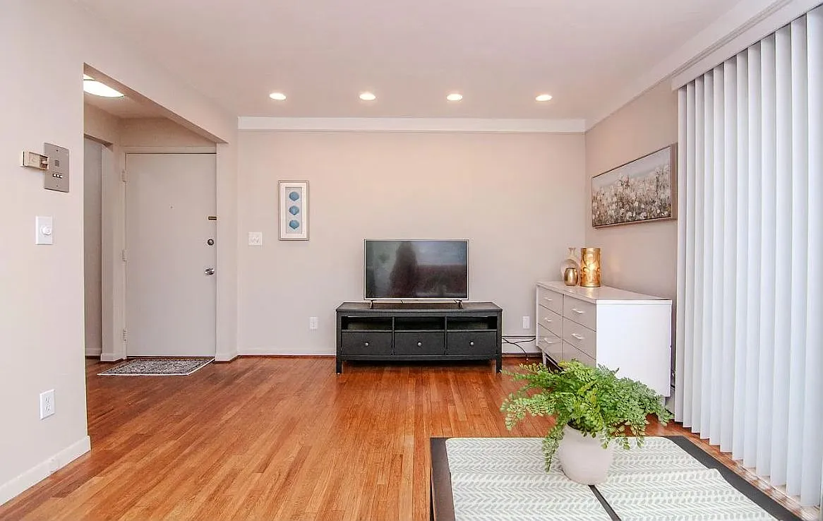 Building Photo - 1261 Island Dr #103