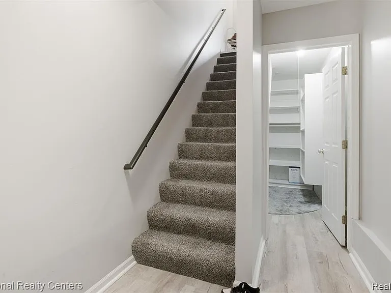 16878 Farmington Rd — Photo 2