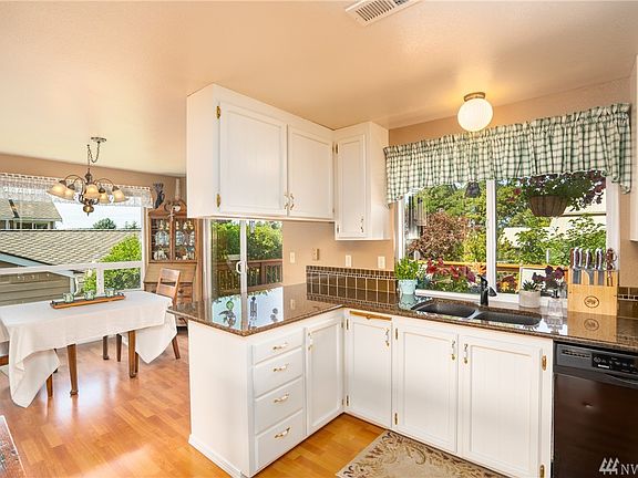 If you don't want to eat at the dinner table then you can serve a buffet on the peninsula. Perfect for entertaining!