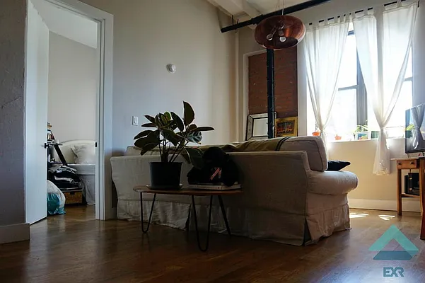 Rented by EXR | media 10