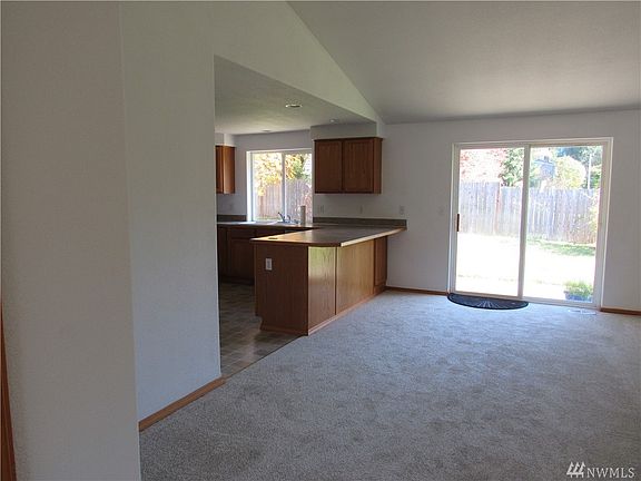 3rd image of 110 Blossom Ln