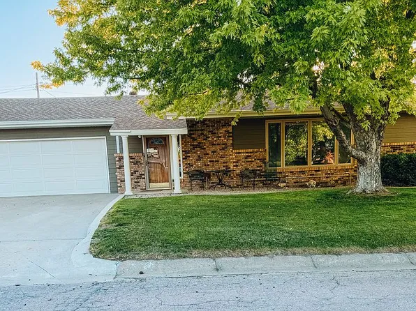 301 Henkens Dr, Chadron, NE 69337
