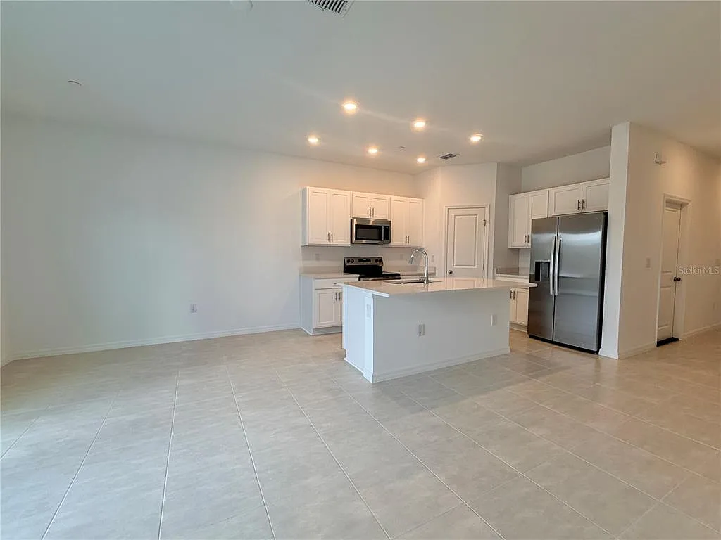 3 bed, 2.5 bath, 1285 sqft, $2,800 — Photo 3