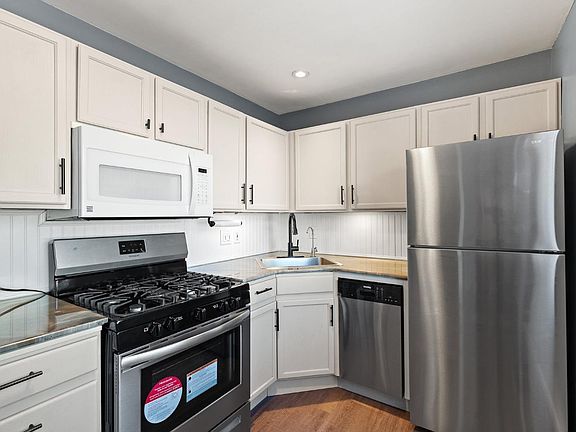 3rd image of 7513 W 128th Ln