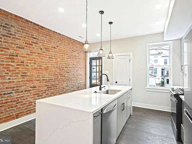 1327 W 42nd St — Photo 12