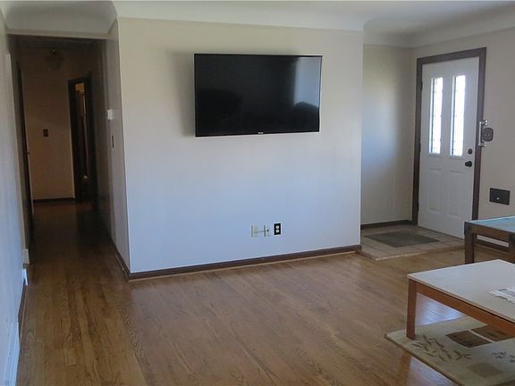 3rd image of 6887 Reid Dr