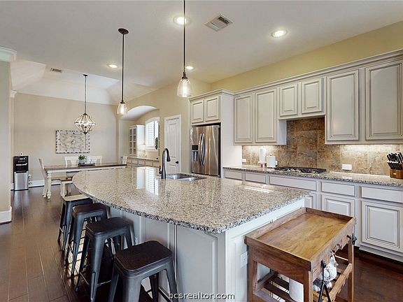 3rd image of 2512 Kinnersley Ln
