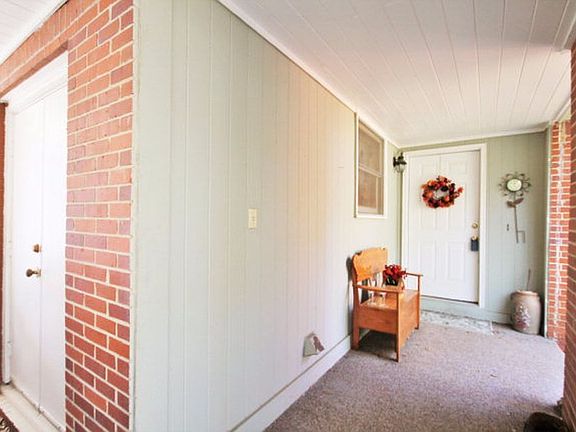 Covered front stoop