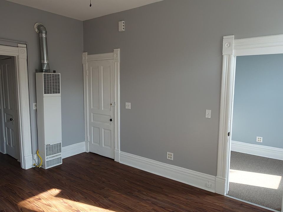 Living room/entrance to unit. Room to the right can be used as an office, walk-in closet, etc.