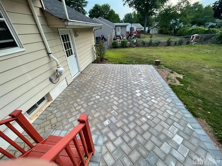 210 Runyon Ave — Photo 3