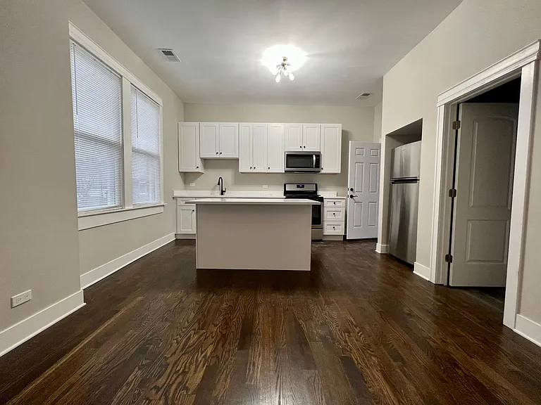 2134 W 18th St — Photo 4