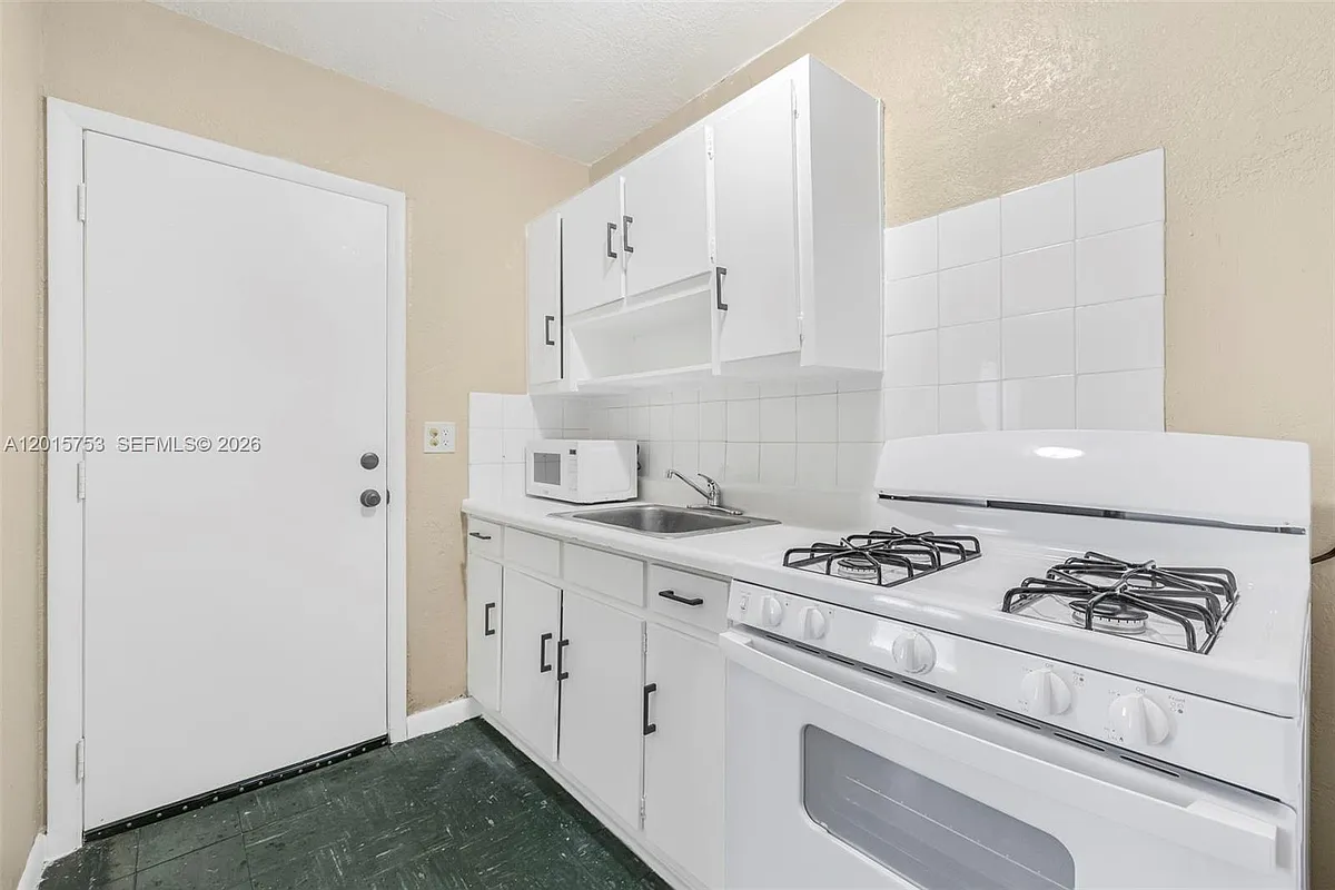 Building Photo - 126 SW 18th Ave #11