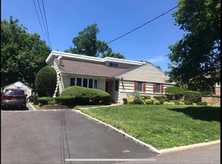 47 Beach Rd, Great Neck, NY 11023